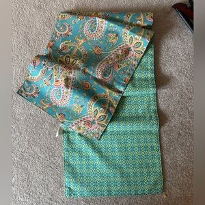 Table runner: spring design. 2 sided. EUC!